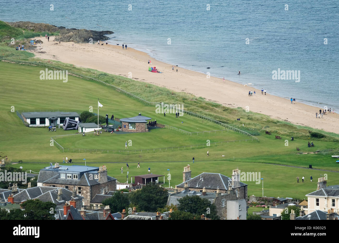 Anzeigen von North Berwick Gesetz mit Blick auf den West Links Golf Course in North Berwick East Lothian, Schottland. Stockfoto