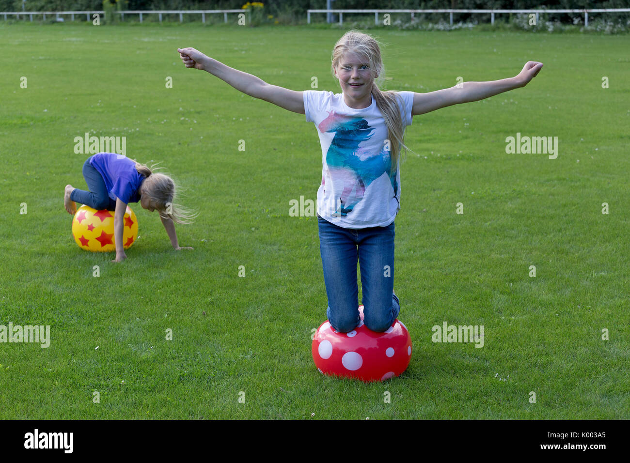 Mädchen tun, Tricks mit Bällen Stockfoto