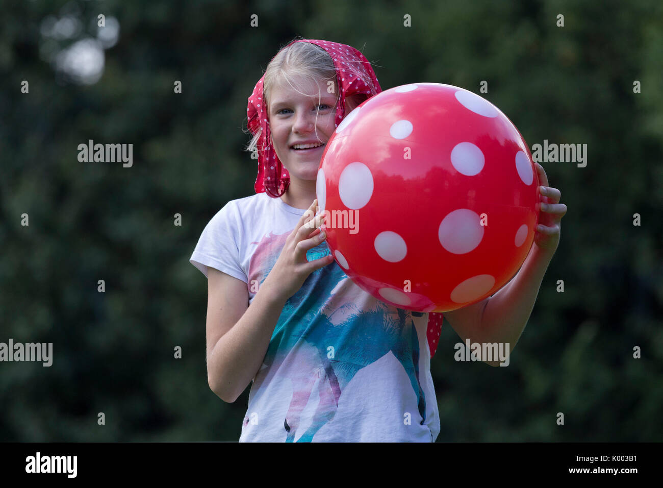 Porträt eines jungen Mädchens mit einem großen Ball Stockfoto