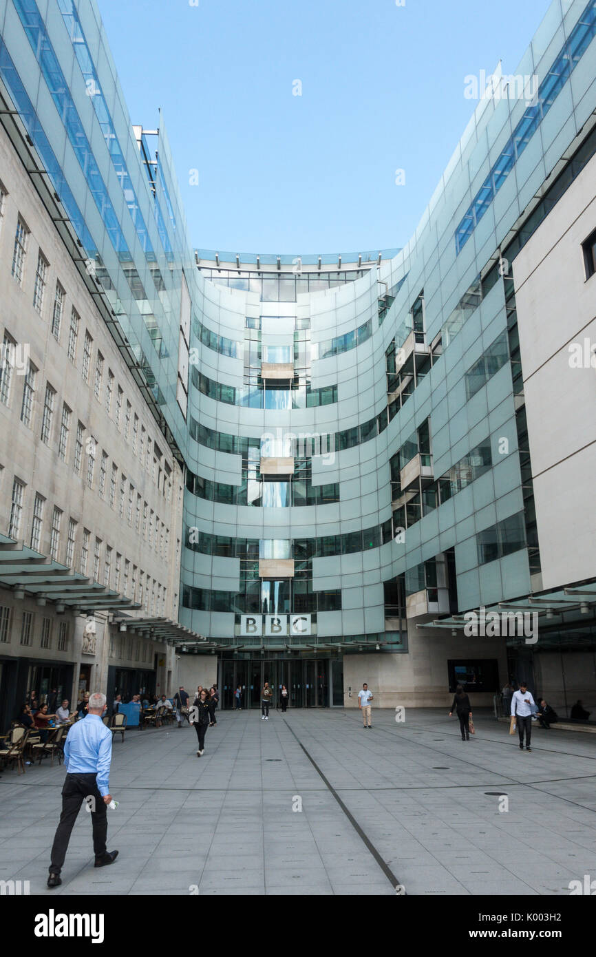BBC Broadcasting House Die British Broadcasting Corporation Glasfront von der Straße aus mit Menschen zu Fuß in Richtung der Türen Stockfoto