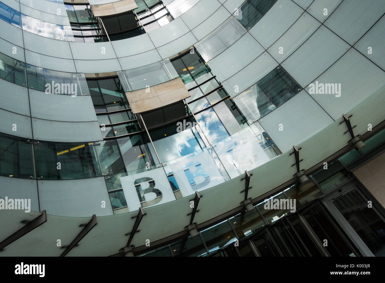 BBC Broadcasting House Die British Broadcasting Corporation Glasfront von der Straße aus nach oben Stockfoto