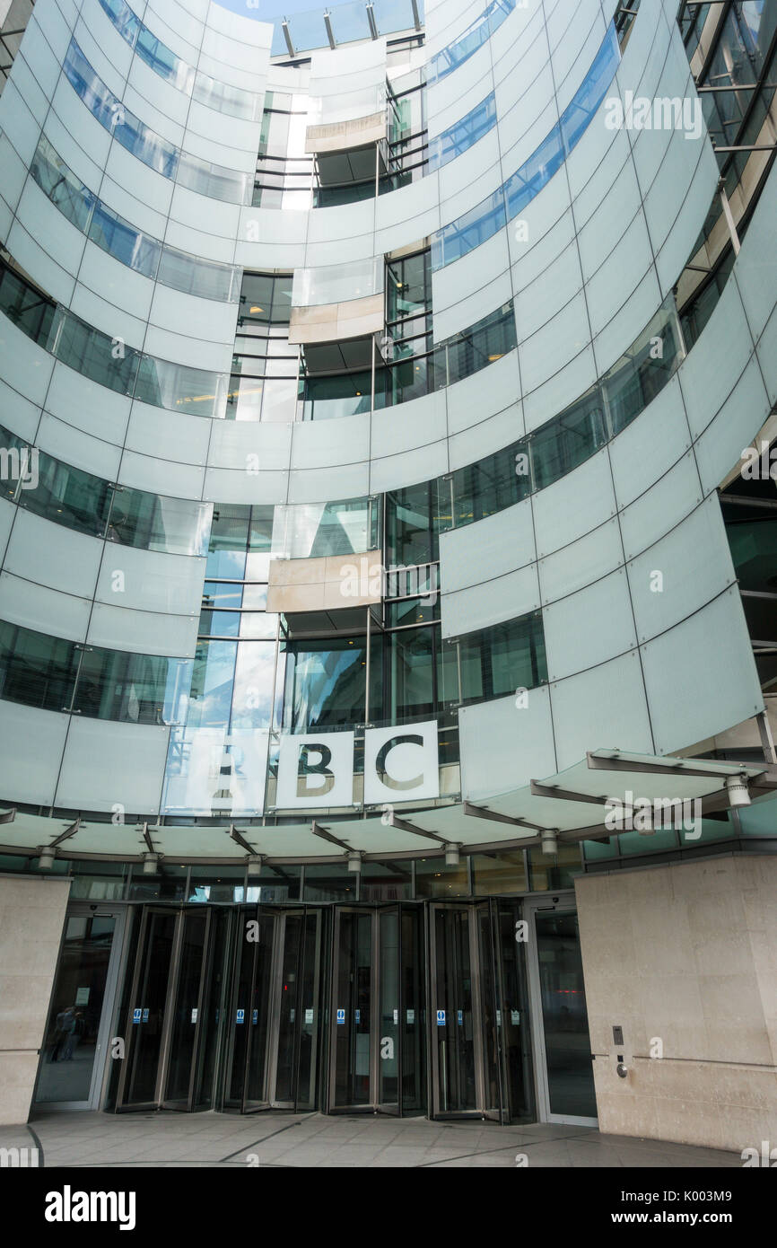 BBC Broadcasting House Die British Broadcasting Corporation Glasfront von der Straße aus nach oben Stockfoto
