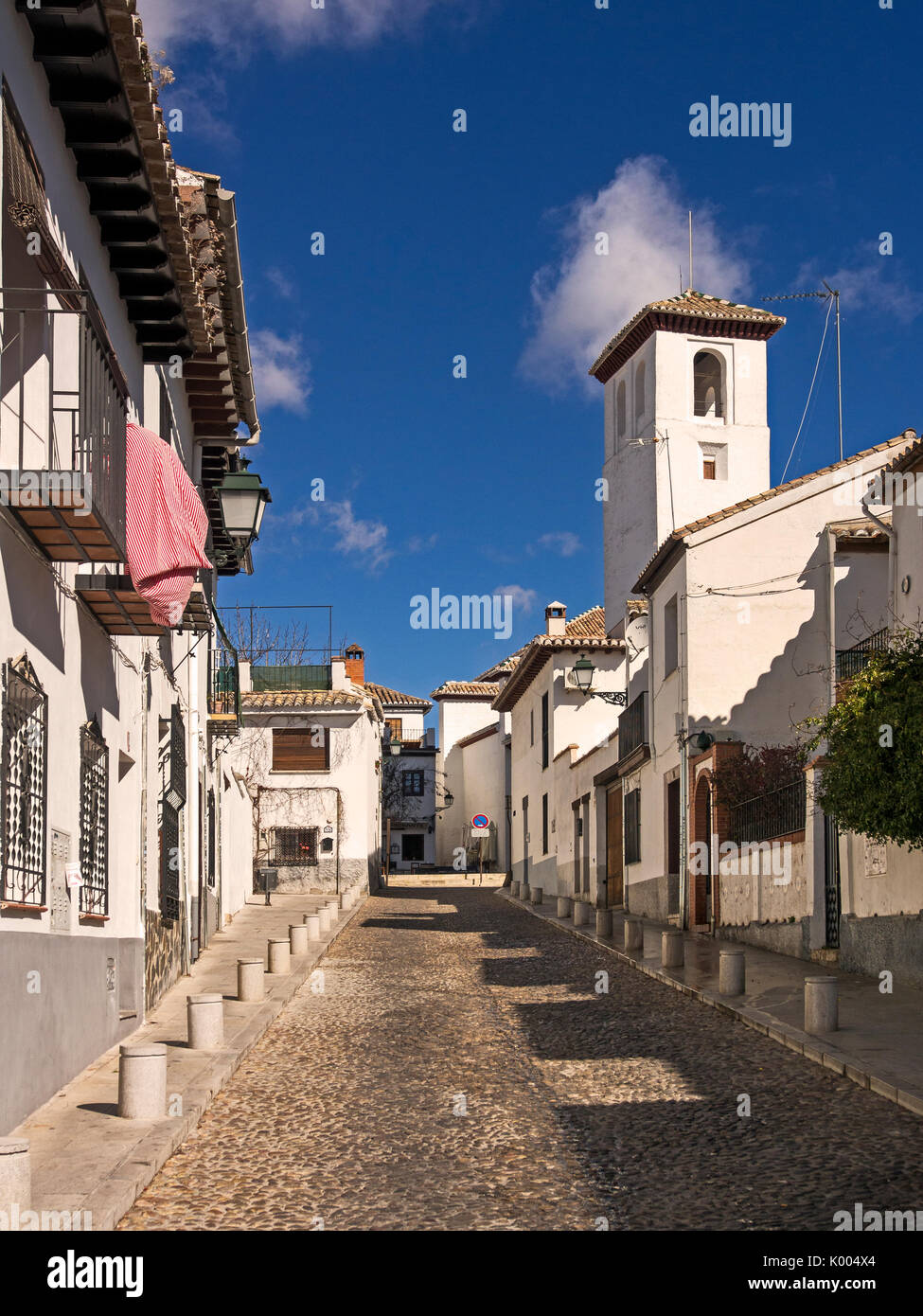 GRANADA, SPANIEN - 10. MÄRZ 2016: Ruhige Straße in Granada Stockfoto