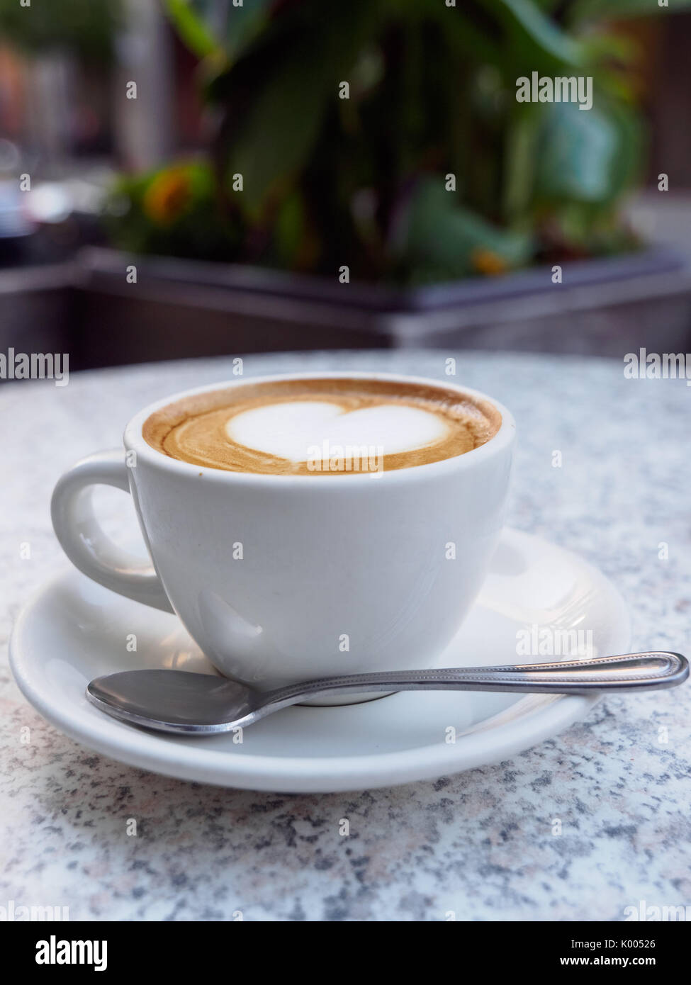 Herzförmige Kunst auf einen Cappuccino (Außerhalb eines Cafe) Stockfoto