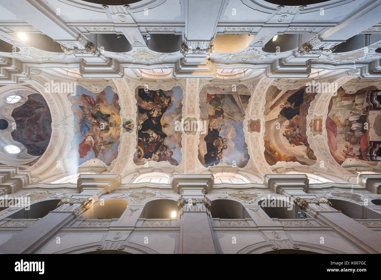 Dome und wunderschön bemalten Decken in der Kirche St. Thomas (kostel sv. Tomase) in Prag, Tschechische Republik, betrachtet aus direkt unterhalb. Stockfoto