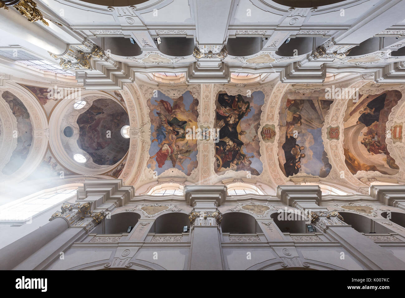 Dome und wunderschön bemalten Decken in der Kirche St. Thomas (kostel sv. Tomase) in Prag, Tschechische Republik, betrachtet aus direkt unterhalb. Stockfoto