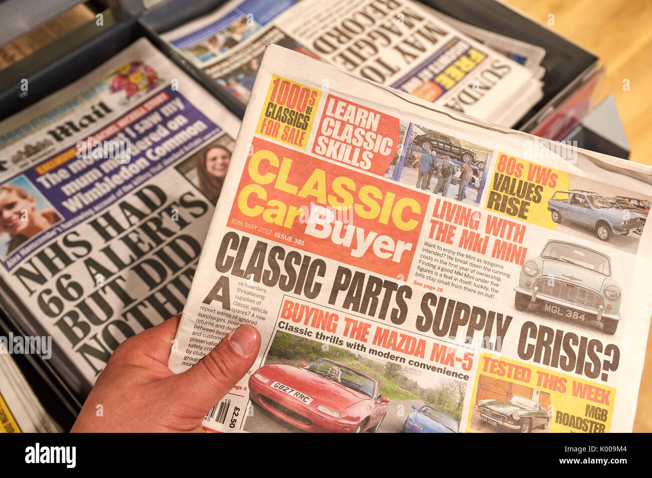 LONDON, ENGLAND - 14. MAI 2017: Classic Car Käufer Zeitung. Classic Car Käufer ist Großbritanniens führende Wochenzeitung für Oldtimer-fans. Stockfoto