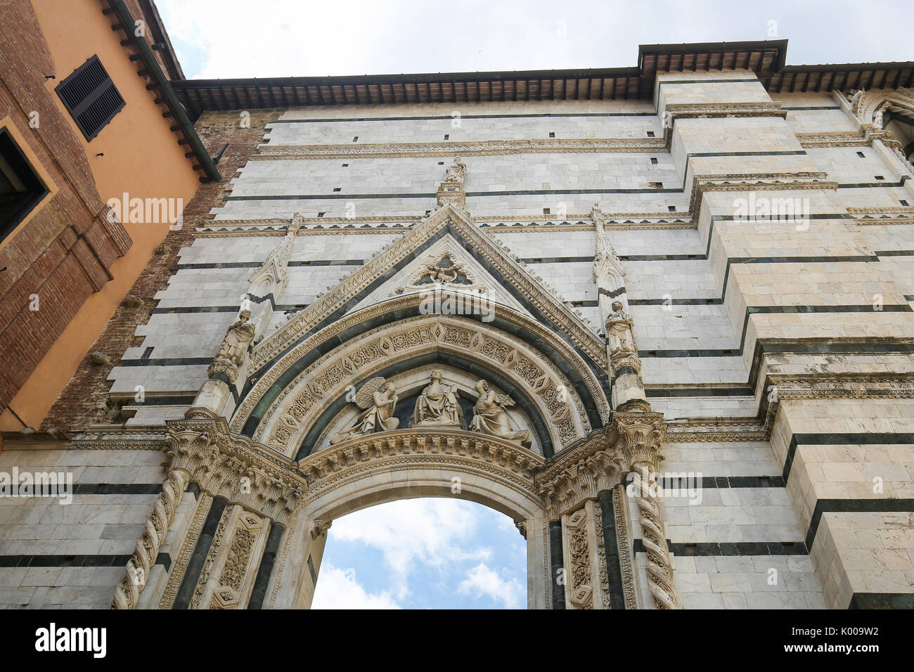 Skulpturen an der Pforte in der Nähe der Dom von Siena an der Piazza Duomo in Siena, Toskana, Italien. Stockfoto