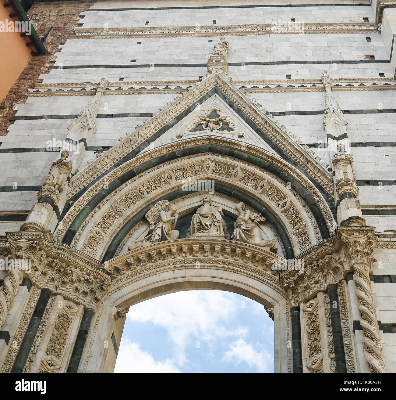 Skulpturen an der Pforte in der Nähe der Dom von Siena an der Piazza Duomo in Siena, Toskana, Italien. Stockfoto