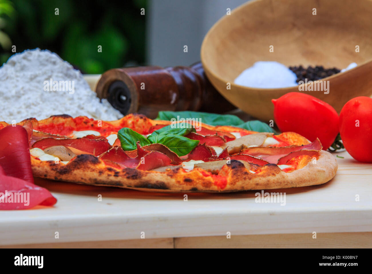 Pizza Pilze und Bresaola fertig für den Verzehr. In der Lombardei. Italien. Europa Stockfoto