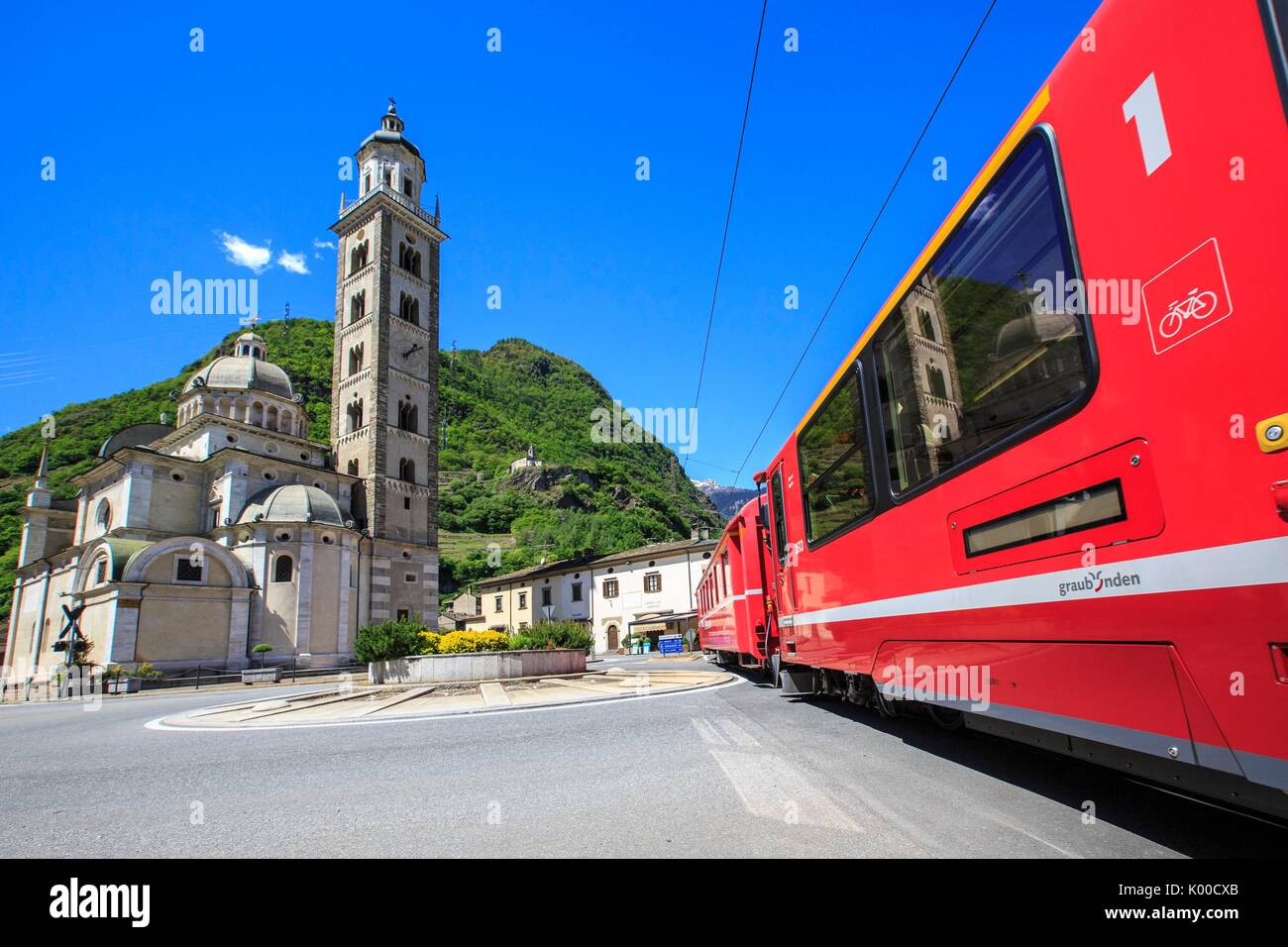 Transit von Red Train Weltkulturerbe der Unesco in der Nähe der Wallfahrtskirche Madonna di Tirano Wallfahrtsort jedes Jahr Tausende von Gläubigen. Valte Stockfoto