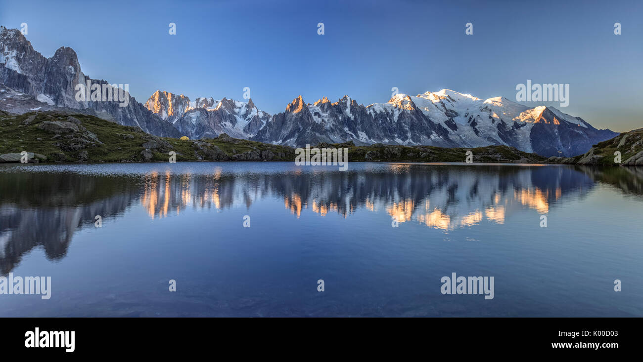 Sonnenaufgang über Lac de Cheserys. Im Hintergrund der Mont Blanc. Der Haute Savoie. Frankreich Stockfoto
