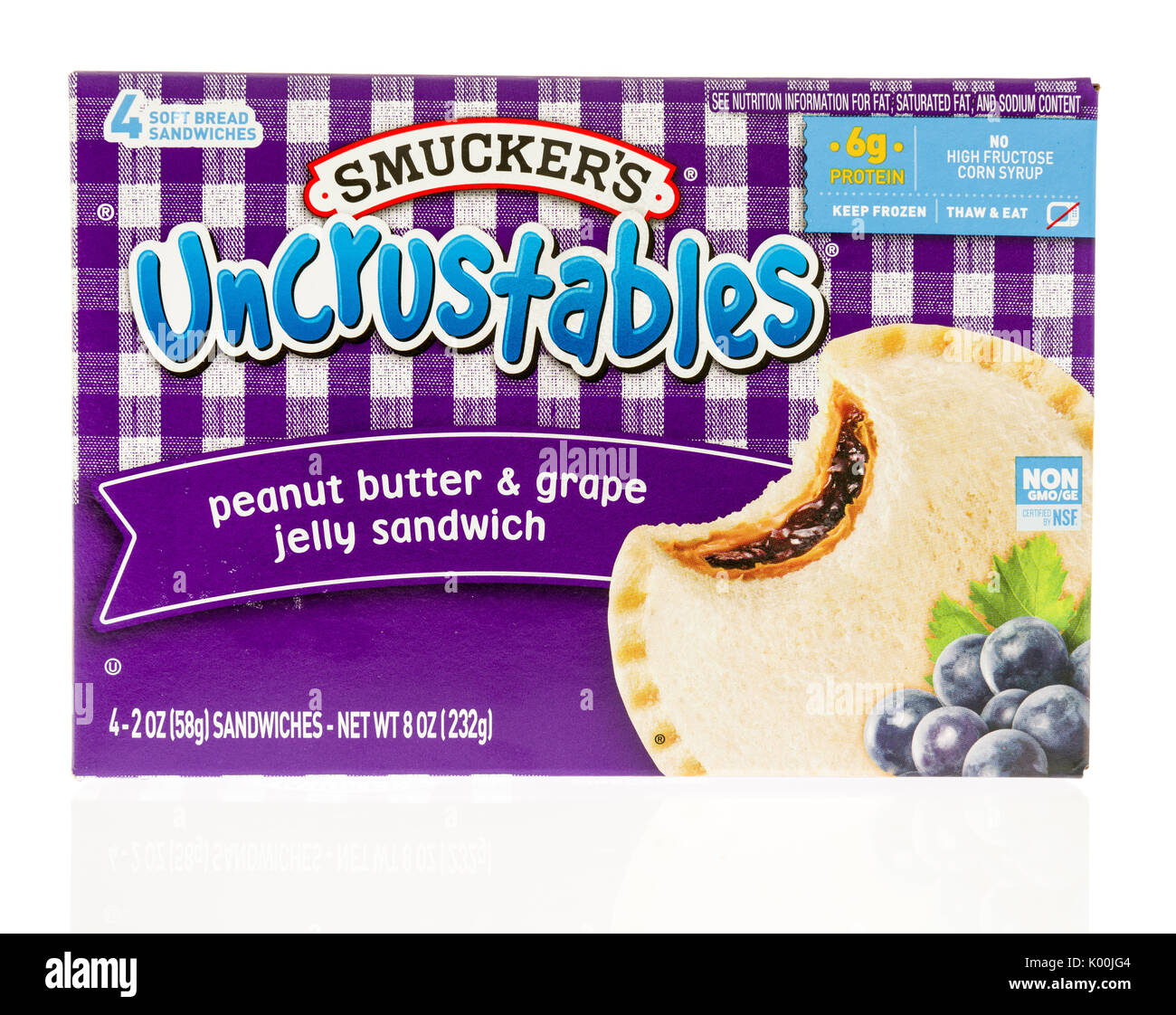 Winneconne, WI - 14. August 2017: Ein Feld von SMuckers uncrustables Erdnussbutter und Grape Jelly Sandwich in einem isolierten Hintergrund Stockfoto