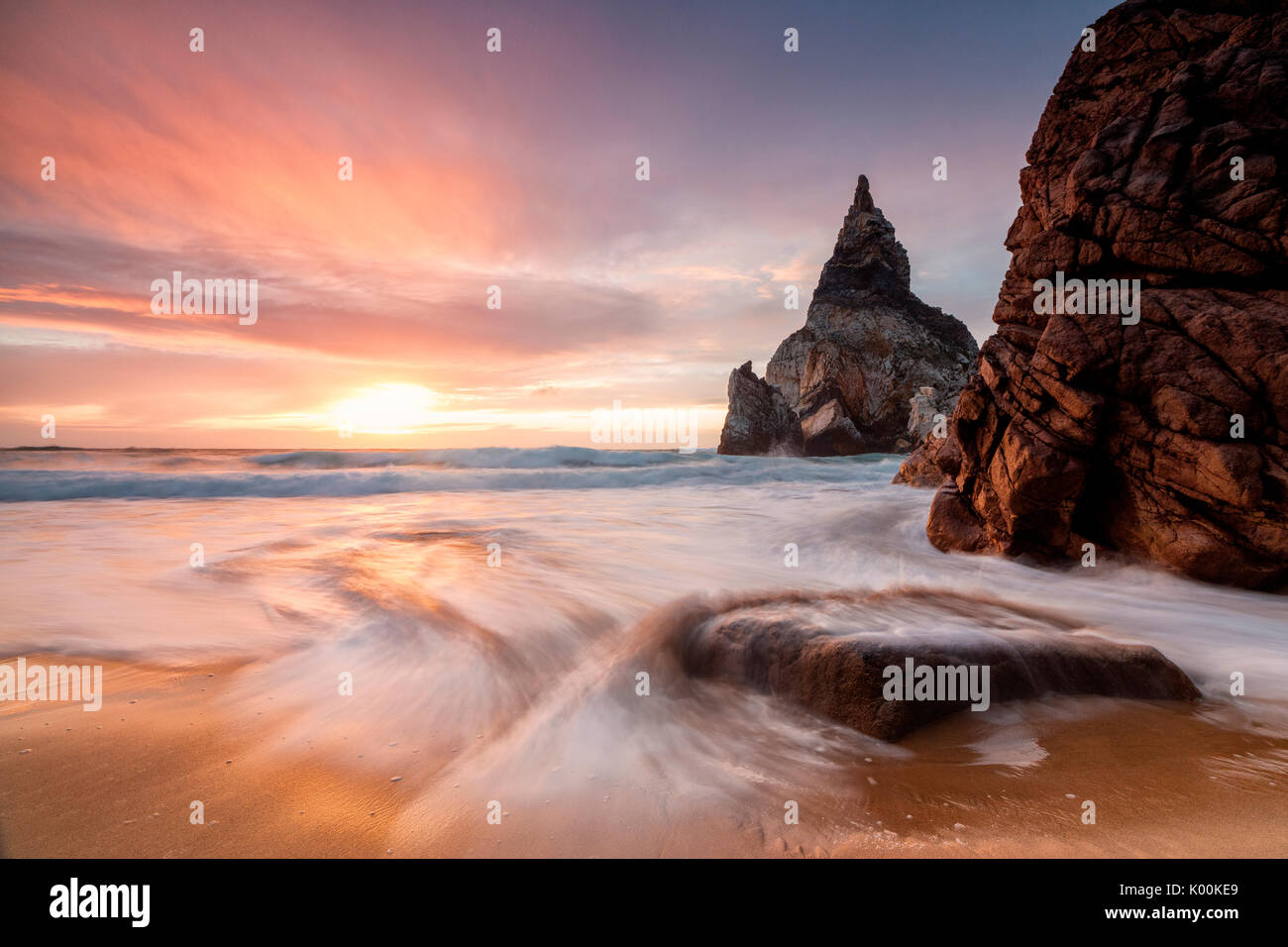 Golden Reflexionen von den Klippen von Praia da Ursa Strand vom Meer bei Sonnenuntergang Cabo da Roca Colares Sintra Portugal Europa gebadet Stockfoto
