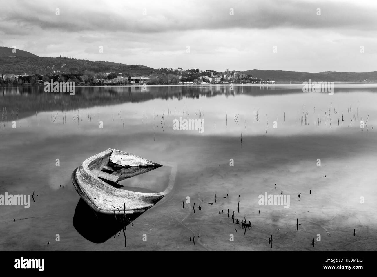 Ein sinkendes Schiff auf See Trasimeno (Umbrien), mit Passignano Stadt im Hintergrund Stockfoto