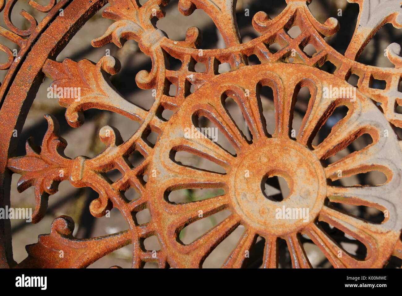 Alter rostiger, romantischer, Stuhl aus Metall, mit verspielten Ornamenten Stockfoto