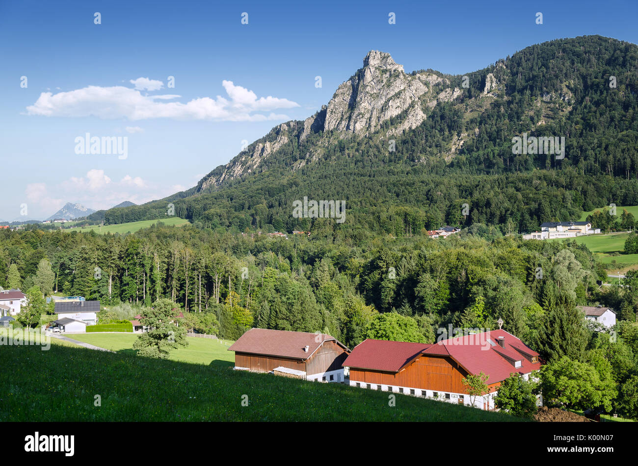 Nockstein in Salzburg, Österreich, Europa mit den Ausläufern der Nördlichen Kalkalpen und der Osthorn Gruppe. Blick vom Heuberg. Stockfoto