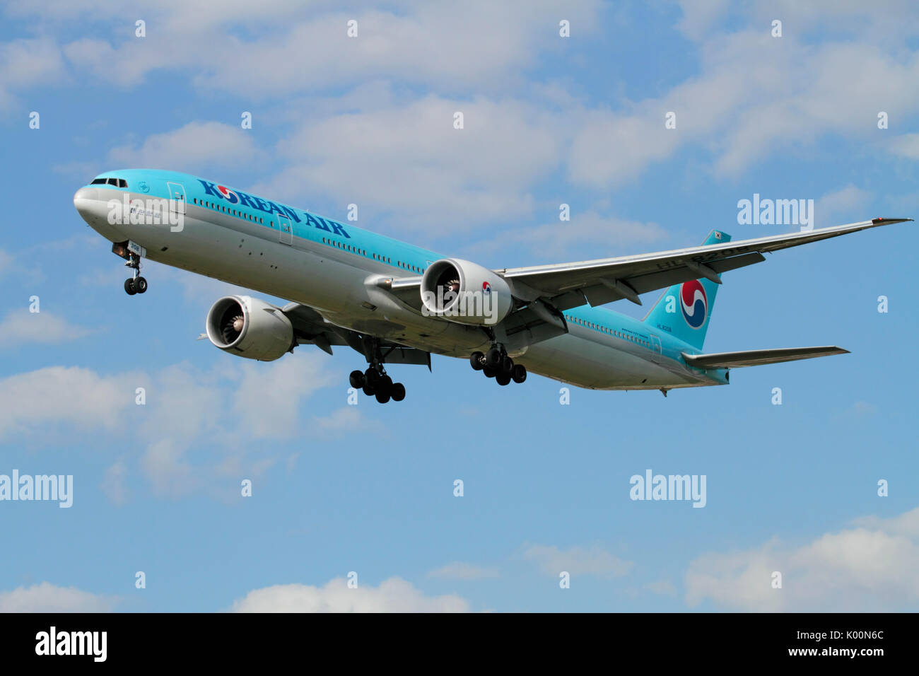 Kommerzielle Luftfahrt. Korean Air Boeing 777-300ER widebody Langstreckenpassagieren Jet auf Ansatz Stockfoto