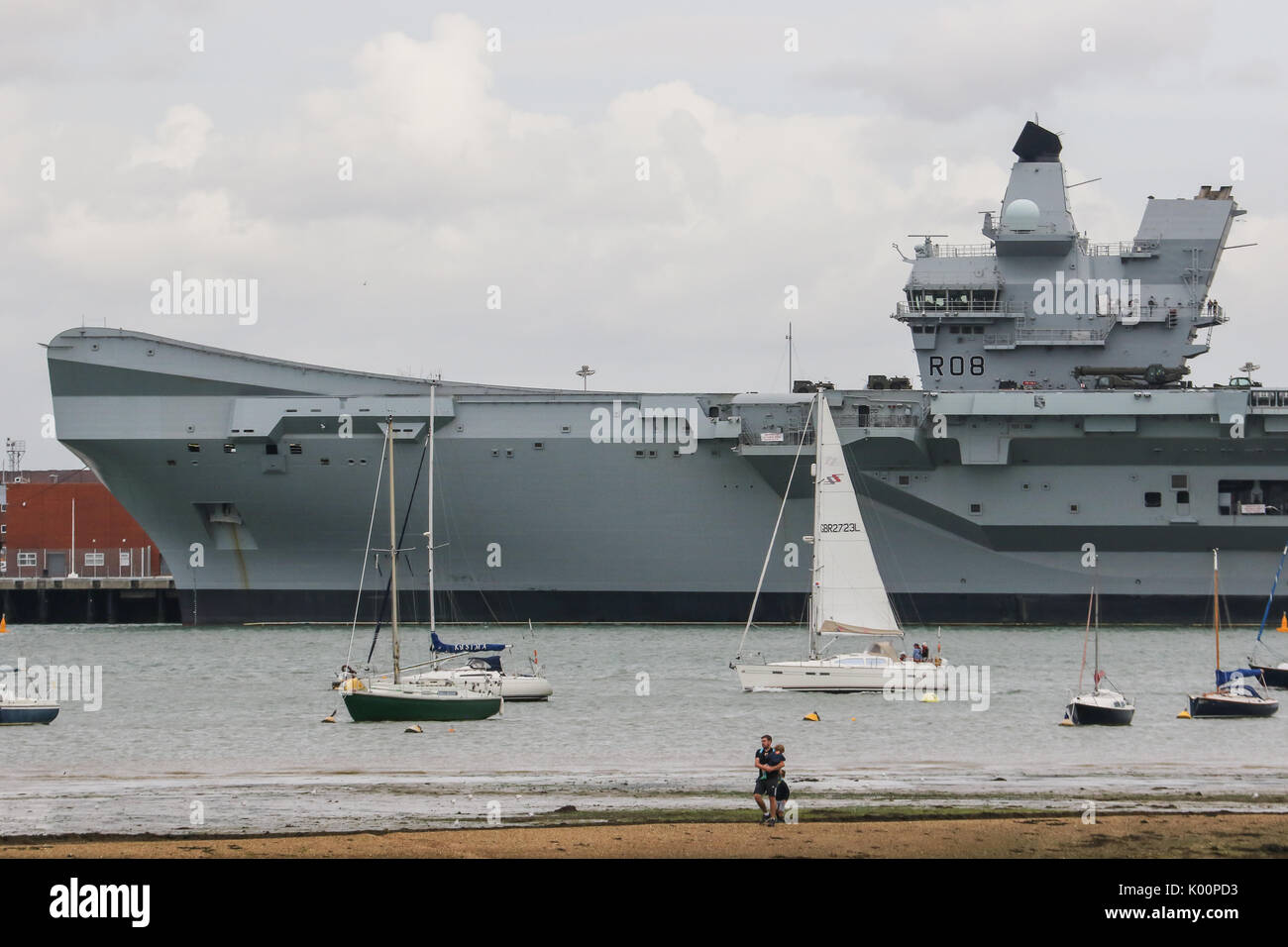 HMS Queen Elizabeth (R08) sitzt in HM Marinestützpunkt Portsmouth folgenden bei ihr zu Hause ankommen-Port zum ersten Mal Stockfoto