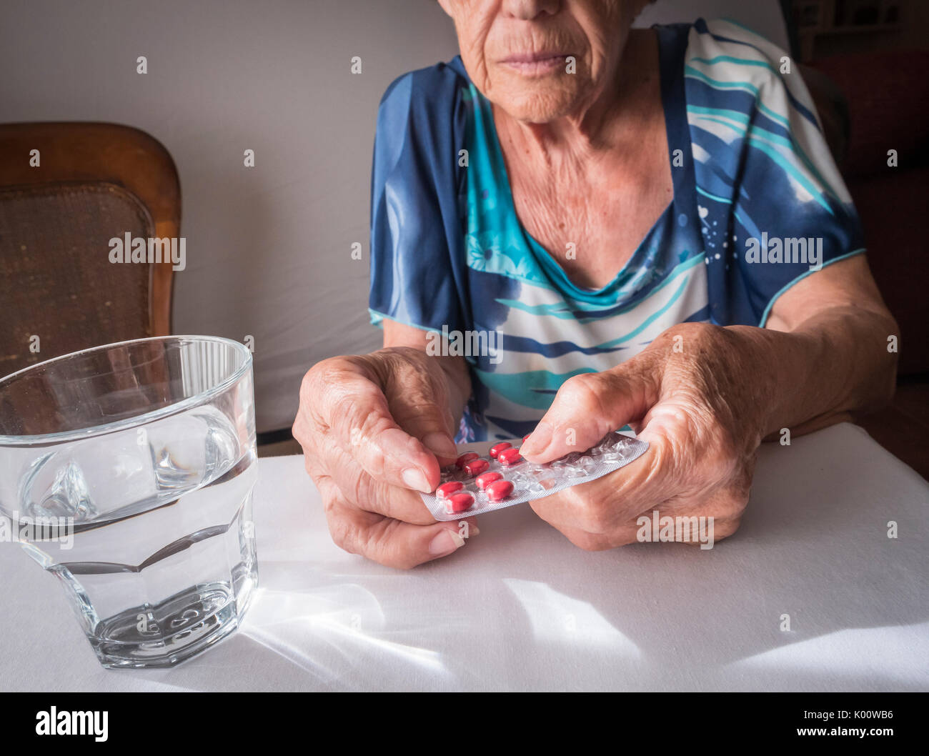 Alte nehmen täglich Medikamente Dosis zu Hause, Andalusien, Spanien Stockfoto