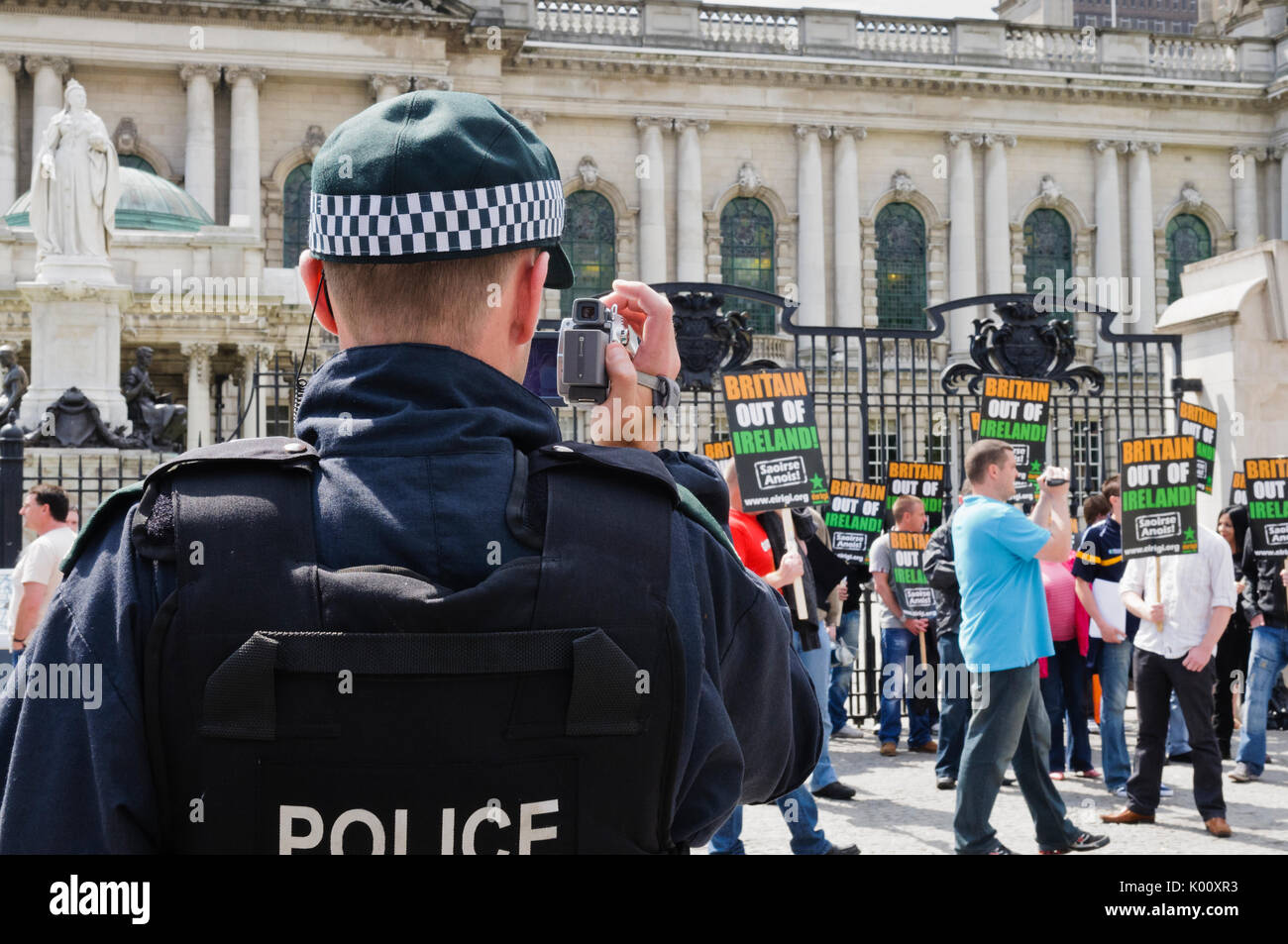 26 Juni 2010, Belfast. Polizisten Video und Foto Eirigi Mitglieder während einer Demonstration. Stockfoto