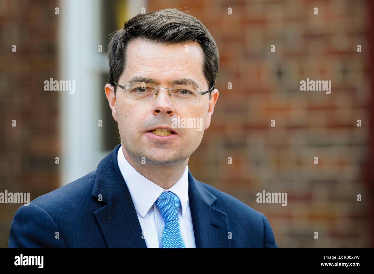 Belfast, Nordirland. 27/03/2017 - Staatssekretär für norhern Ireland, James Brokenshire, gibt eine Presseerklärung zu Versagen der politicial Parteien eine Koalition in Nordirland außerhalb Stormont Haus zu vereinbaren. Stockfoto