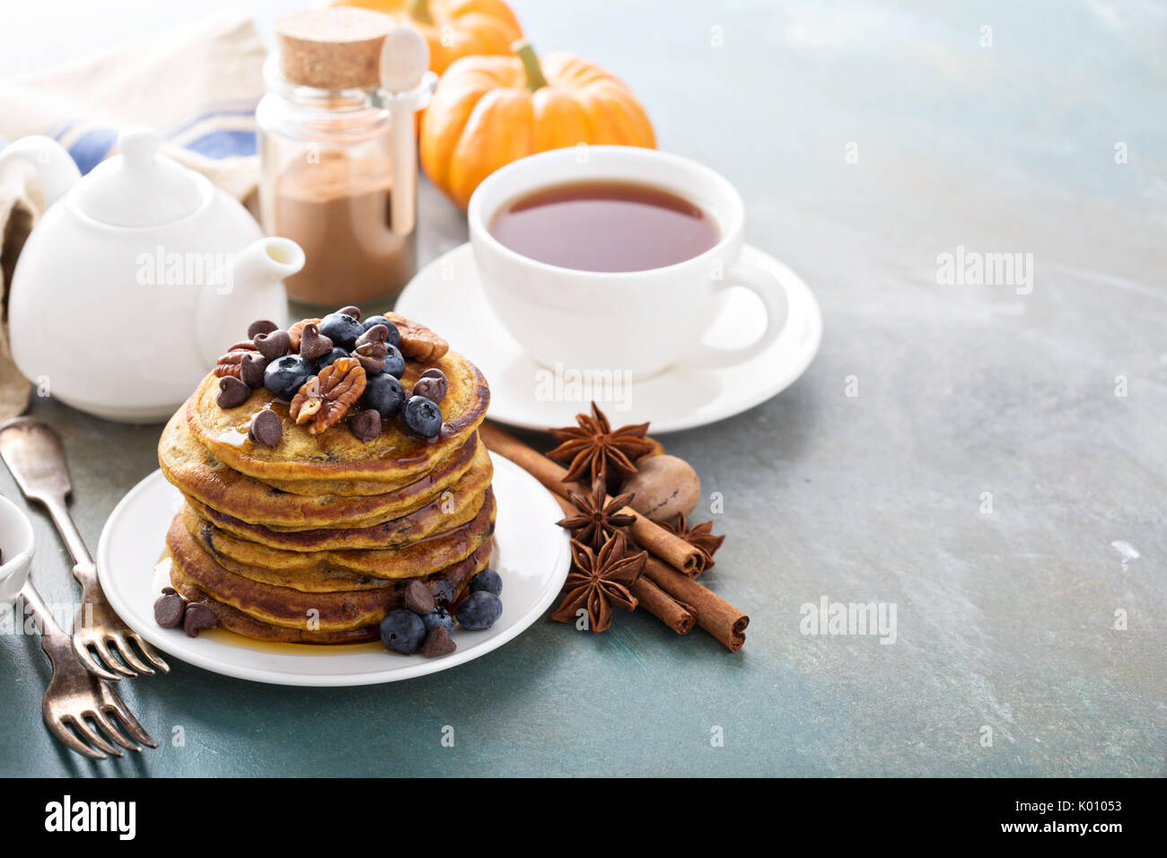 Kürbis Pfannkuchen mit Beeren und Nüssen Stockfoto