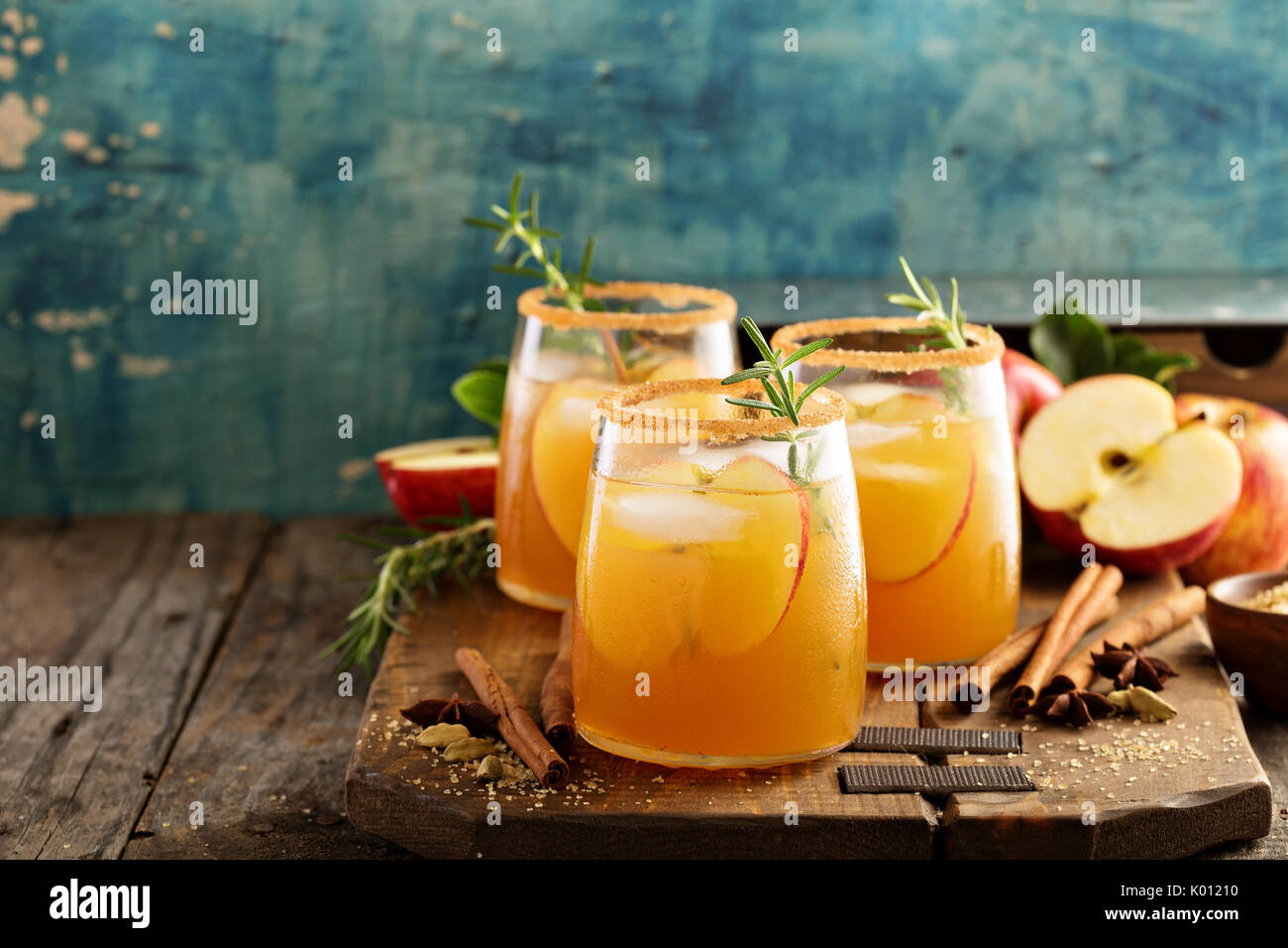 Festplatte Apple Cider Cocktail mit Fall Gewürze Stockfoto
