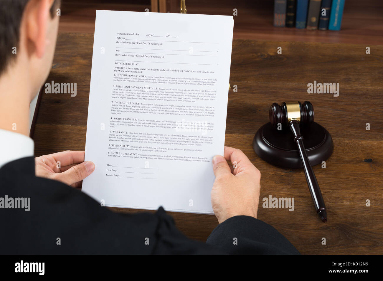 Hohe Betrachtungswinkel der männlichen Richter lesen Rechtliche Dokumente am Schreibtisch im Gerichtssaal Stockfoto