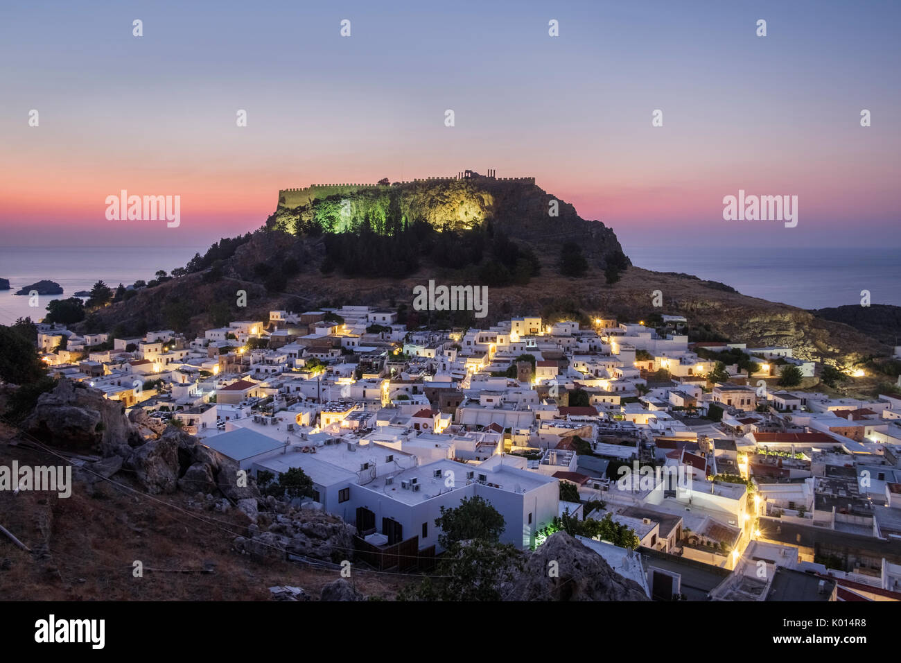 Sonnenaufgang im Sommer über die Stadt Lindos liegt unter der Akropolis. Rhodos, Griechenland Stockfoto