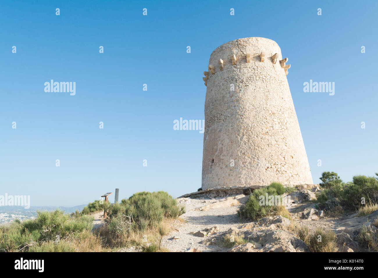 El Portet de Moraira Wachtturm - Torre Vigia Cap d'Or, Moraira - lokal wie die Pepperpot, Alicante, Costa Blanca, Spanien Stockfoto