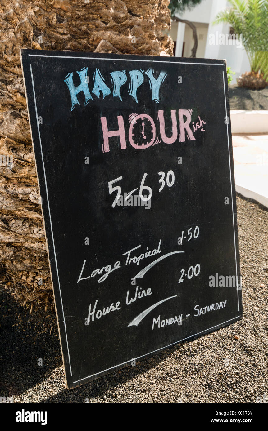 Zeichen außerhalb eines englischen Pub in einem spanischen Urlaubsort Werbung günstige Getränke während der "Happy Hour". Stockfoto