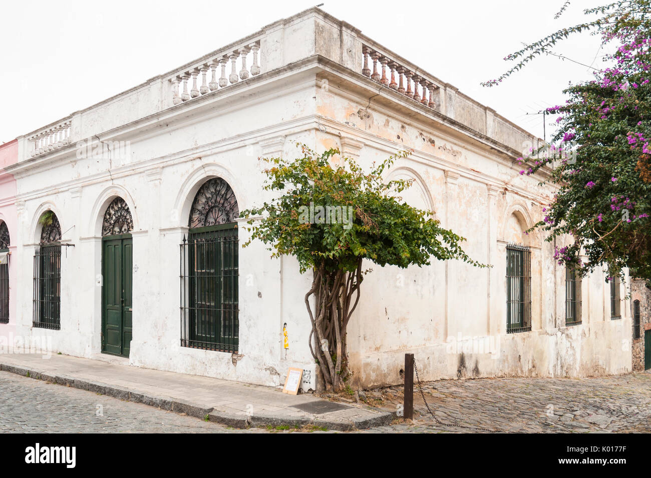 Koloniale Architektur in den gepflasterten Straßen von Colonia del Sacramento, Uruguay. Weltkulturerbe der UNESCO Stockfoto