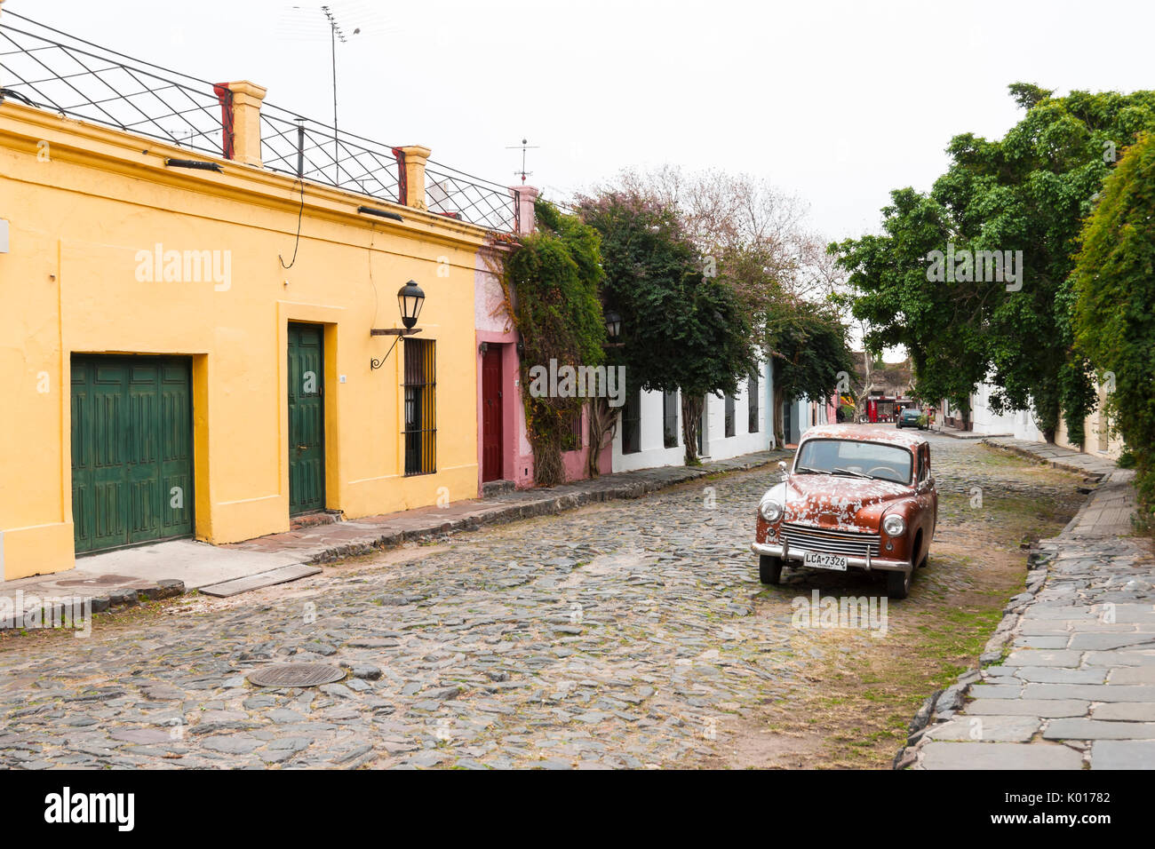 Alte Auto in den gepflasterten Straßen von Colonia del Sacramento, Uruguay. Weltkulturerbe der UNESCO Stockfoto