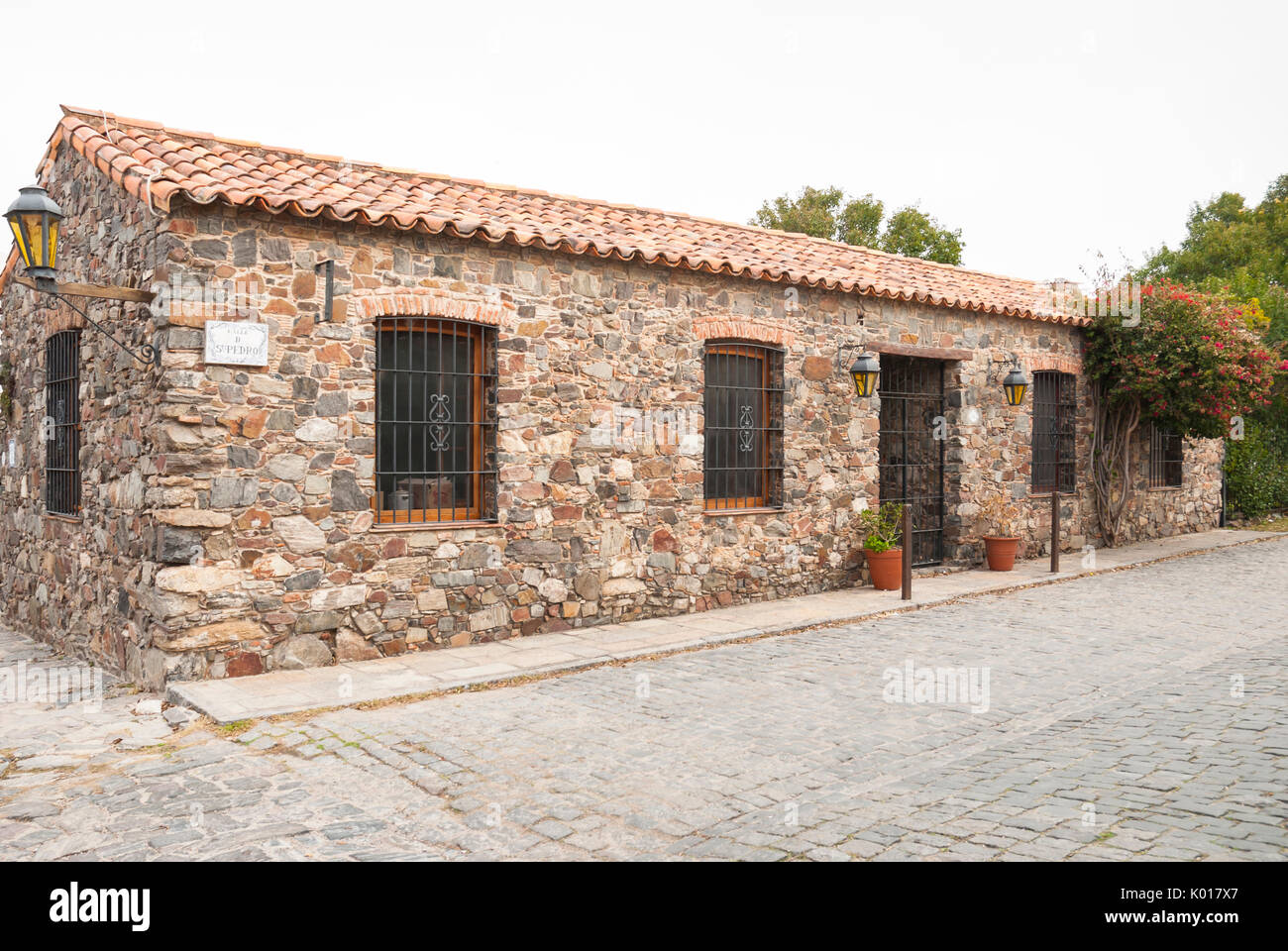 Steinhaus in einer gepflasterten Straße von Colonia del Sacramento, Uruguay. Weltkulturerbe der UNESCO Stockfoto