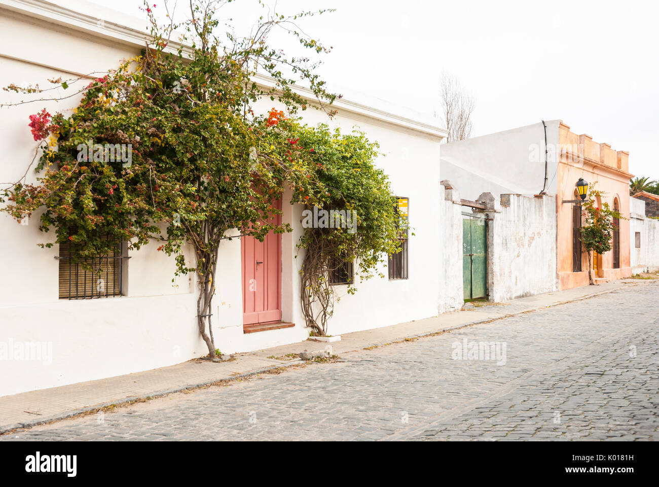 Straße mit Kopfsteinpflaster in Colonia del Sacramento, Uruguay. Weltkulturerbe der UNESCO Stockfoto