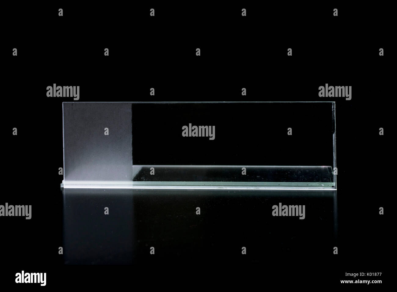 Horizontale Stellung Objektträger aus Glas, auf einem schwarzen reflektierende Oberfläche Stockfoto