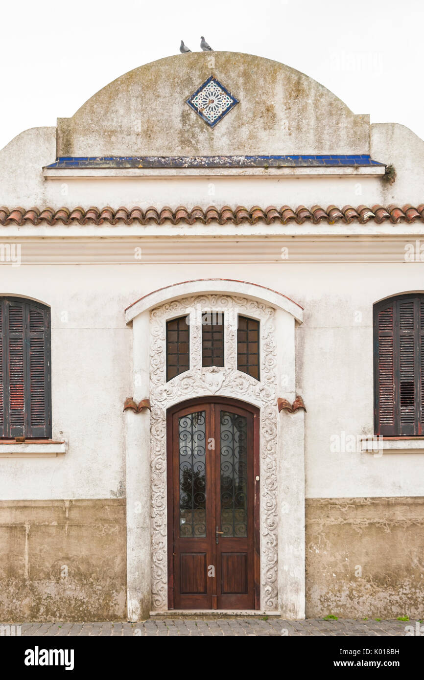 Traditionelle Tür eines Hauses in Colonia del Sacramento, Uruguay. Weltkulturerbe der UNESCO Stockfoto