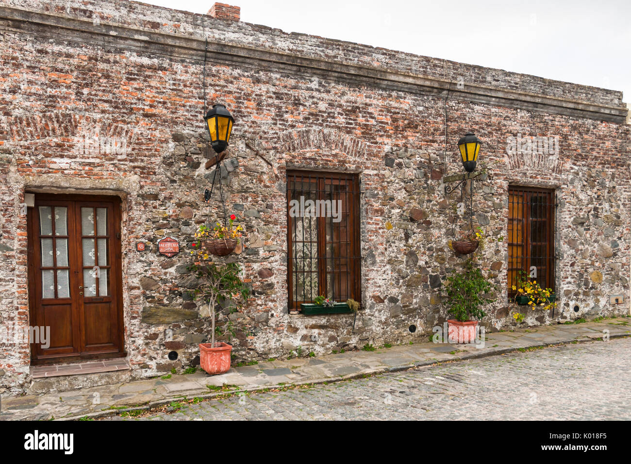 Steinhaus in einer gepflasterten Straße von Colonia del Sacramento, Uruguay. Weltkulturerbe der UNESCO Stockfoto