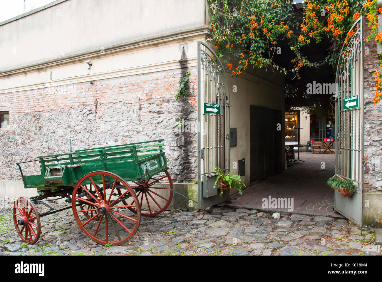 Alten grünen Warenkorb mit roten Reifen in einer Straße mit Kopfsteinpflaster, Colonia del Sacramento, Uruguay Stockfoto