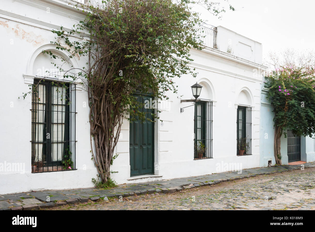 Koloniale Architektur in den gepflasterten Straßen von Colonia del Sacramento, Uruguay. Weltkulturerbe der UNESCO Stockfoto