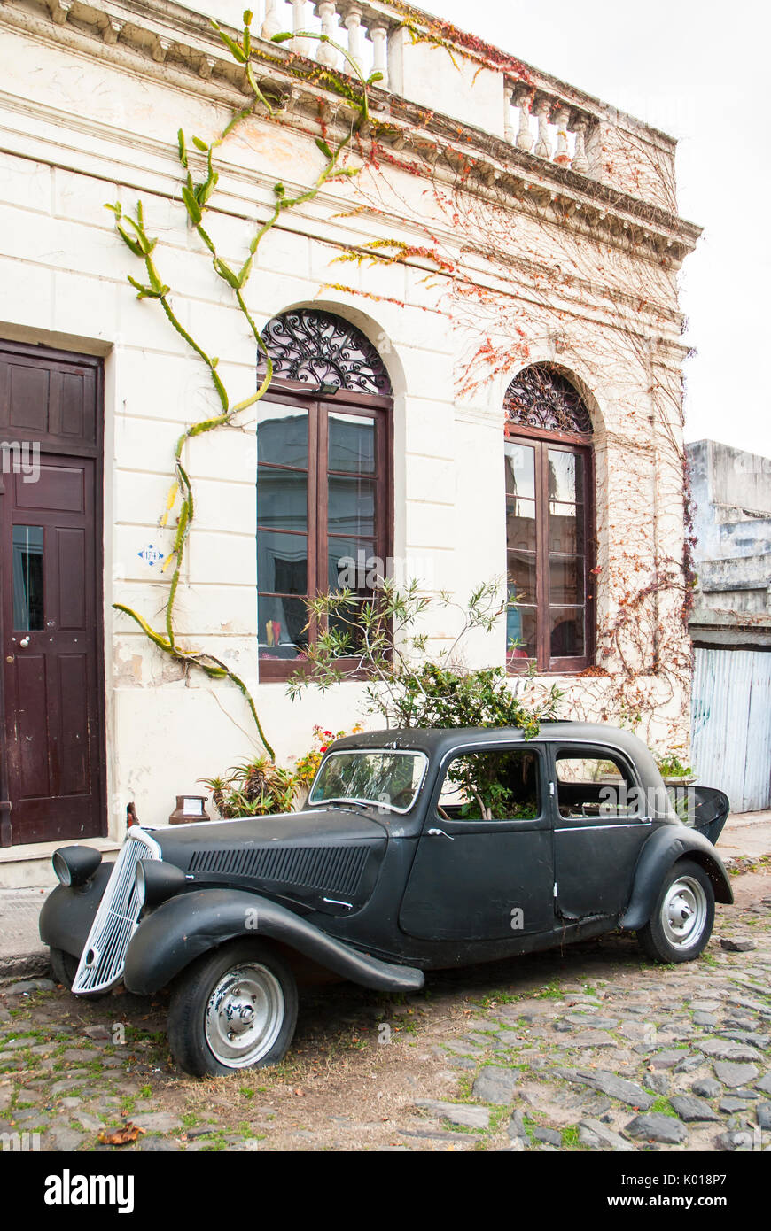 Alte Oldtimer in den gepflasterten Straßen von Colonia del Sacramento, Uruguay. Weltkulturerbe der UNESCO Stockfoto