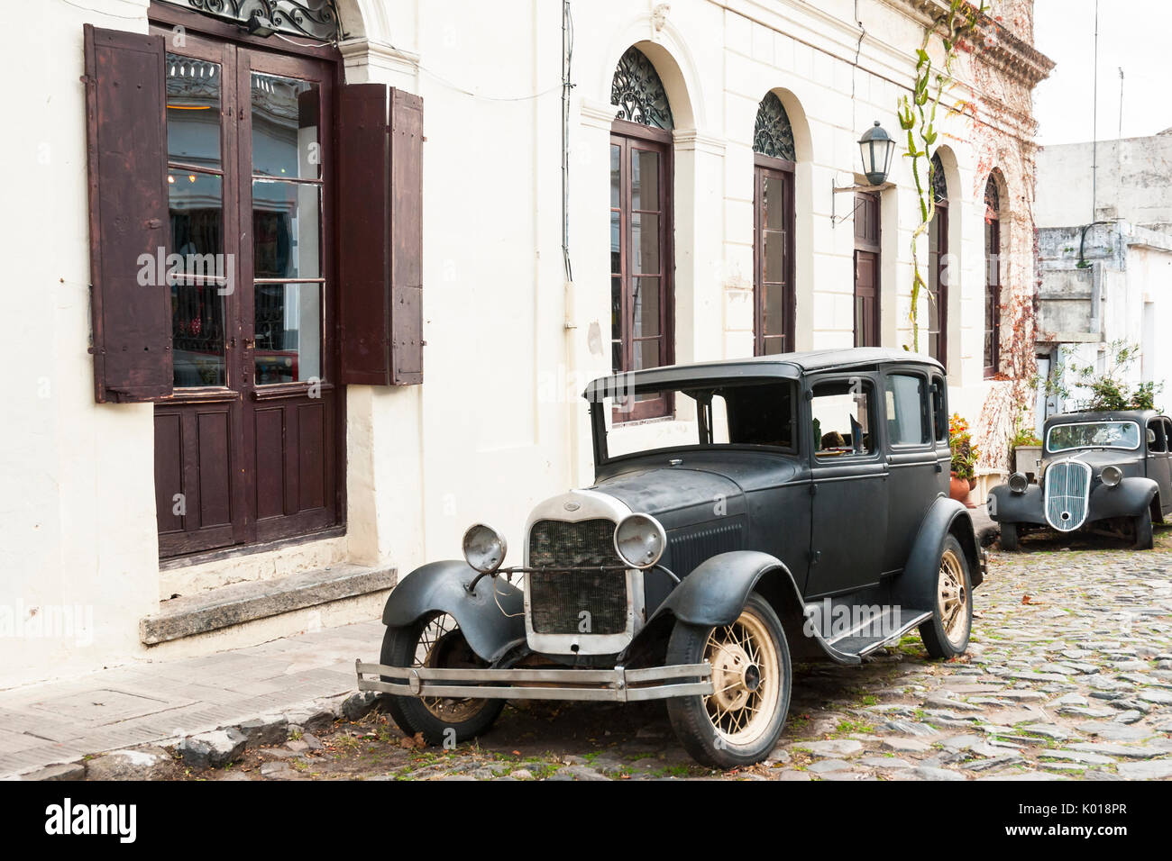 Alte Oldtimer in den gepflasterten Straßen von Colonia del Sacramento, Uruguay. Weltkulturerbe der UNESCO Stockfoto