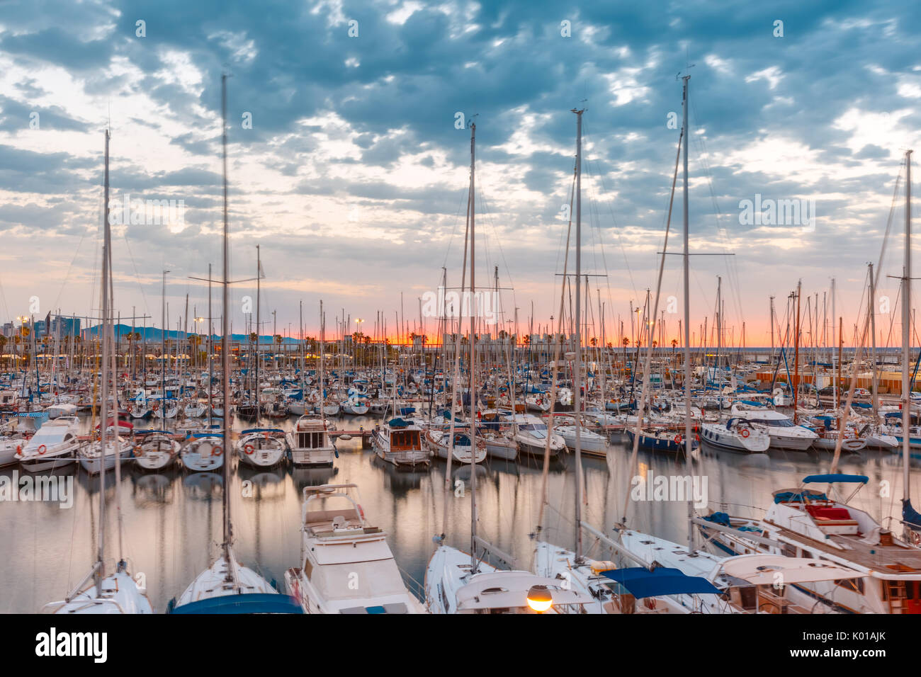 Marina Port Vell bei Sonnenaufgang, Barcelona, Spanien Stockfoto