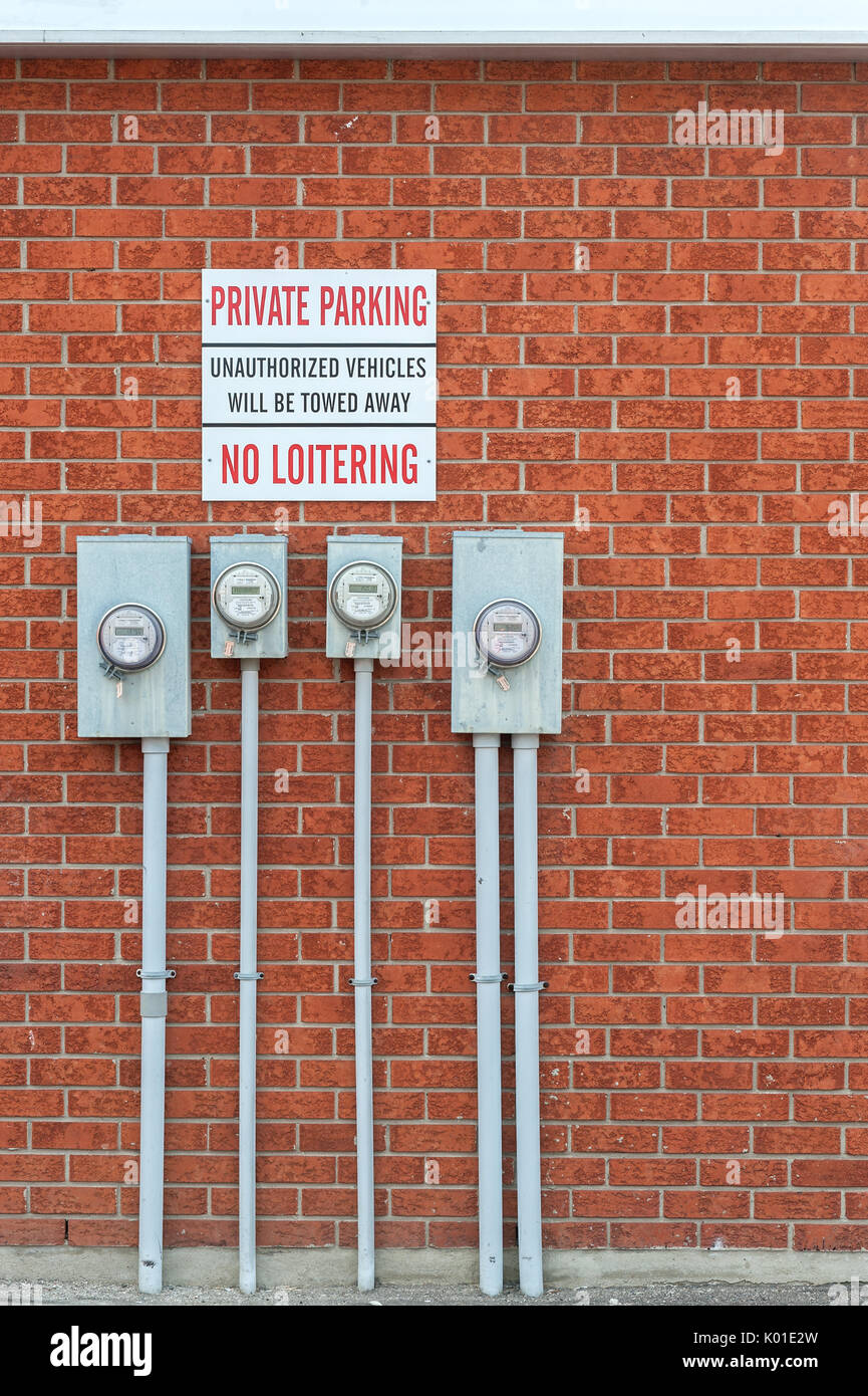 Stromzähler gegen Red brick wall Stockfoto