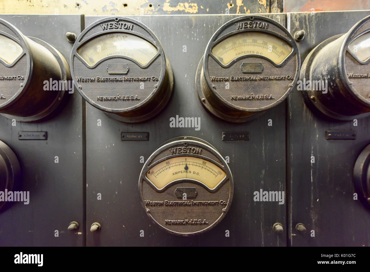 New York City - 14 Juni 2017: Vintage elektrische Meter, Tracking direkt über den Analogausgang angezeigt. Stockfoto