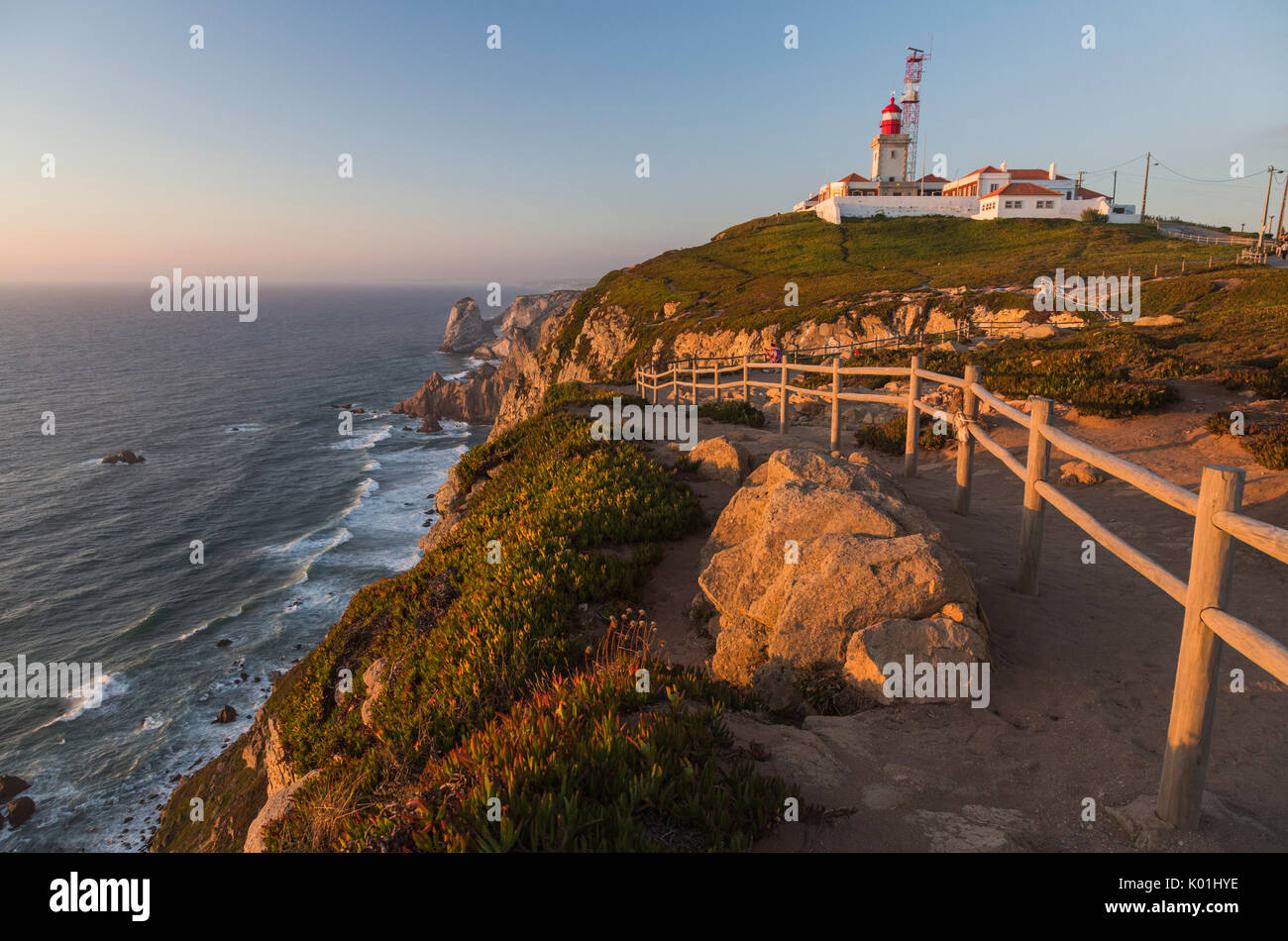 Die Farben des Sonnenuntergangs auf dem Kap und den Leuchtturm von Cabo da Roca mit Blick auf den Atlantischen Ozean Sintra Portugal Europa Stockfoto