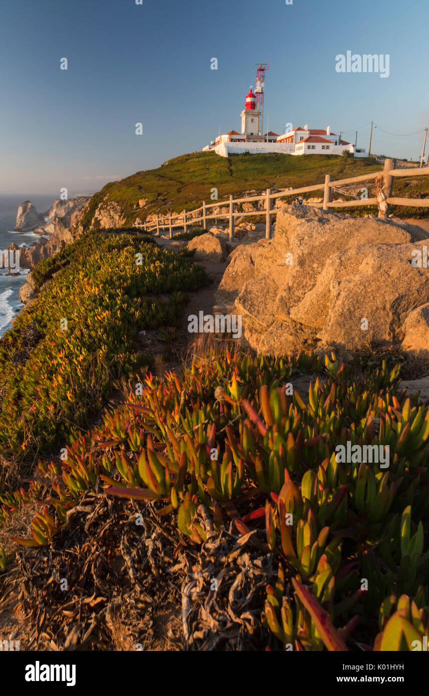 Das Cabo da Roca Leuchtturm mit Blick auf die Landzunge auf den Atlantischen Ozean bei Sonnenuntergang Sintra Portugal Europa Stockfoto