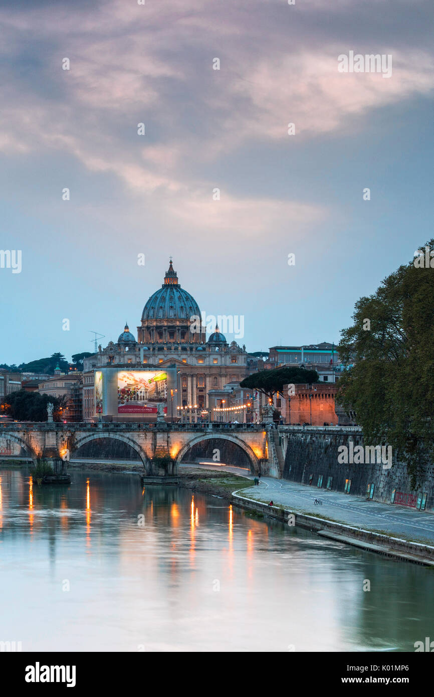 Dämmerung leuchtet auf Tiber mit Brücke Umberto I und Basilica di San Pietro im Hintergrund Rom Latium Italien Europa Stockfoto