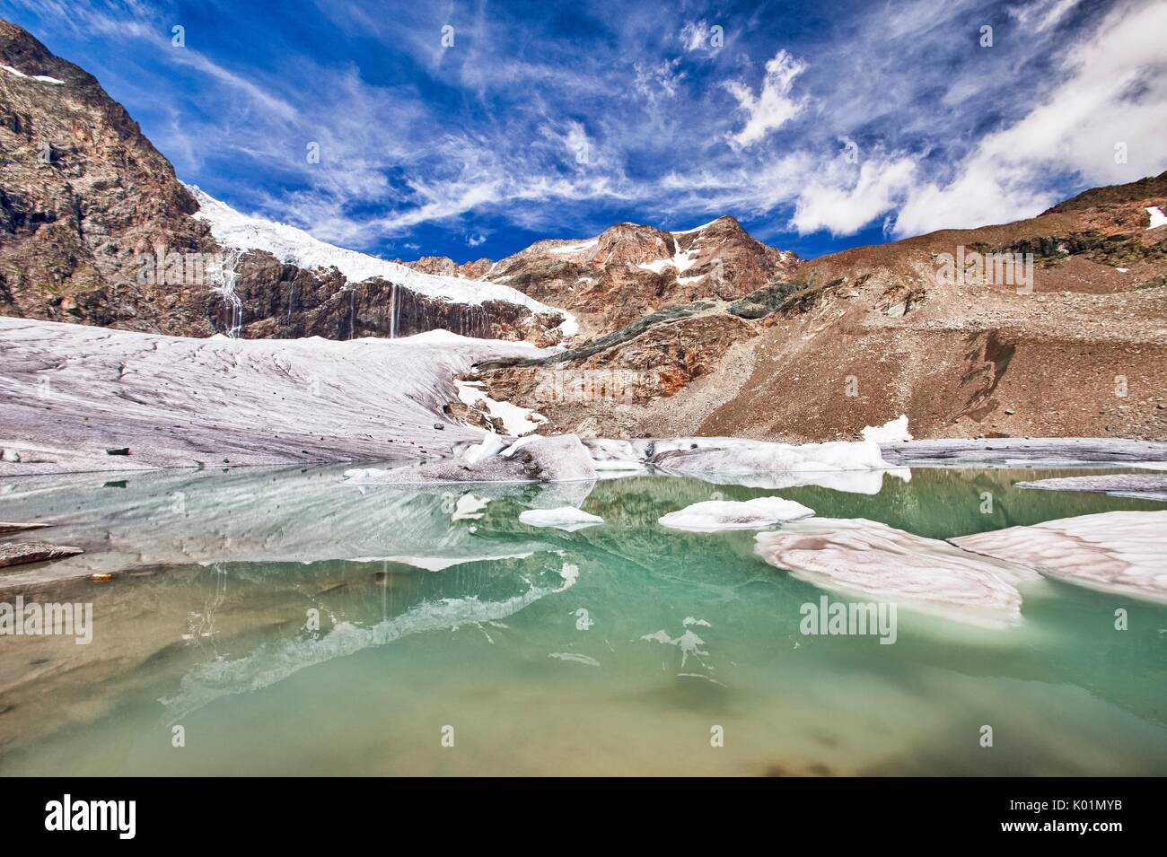 Ein See, erstellt von der Hitze des Sommers in der Nähe der Fellaria Gletscher in Valmalenco und einige besonderen Wolken am Himmel, Malenco Tal Lombardei Italien Europa Stockfoto